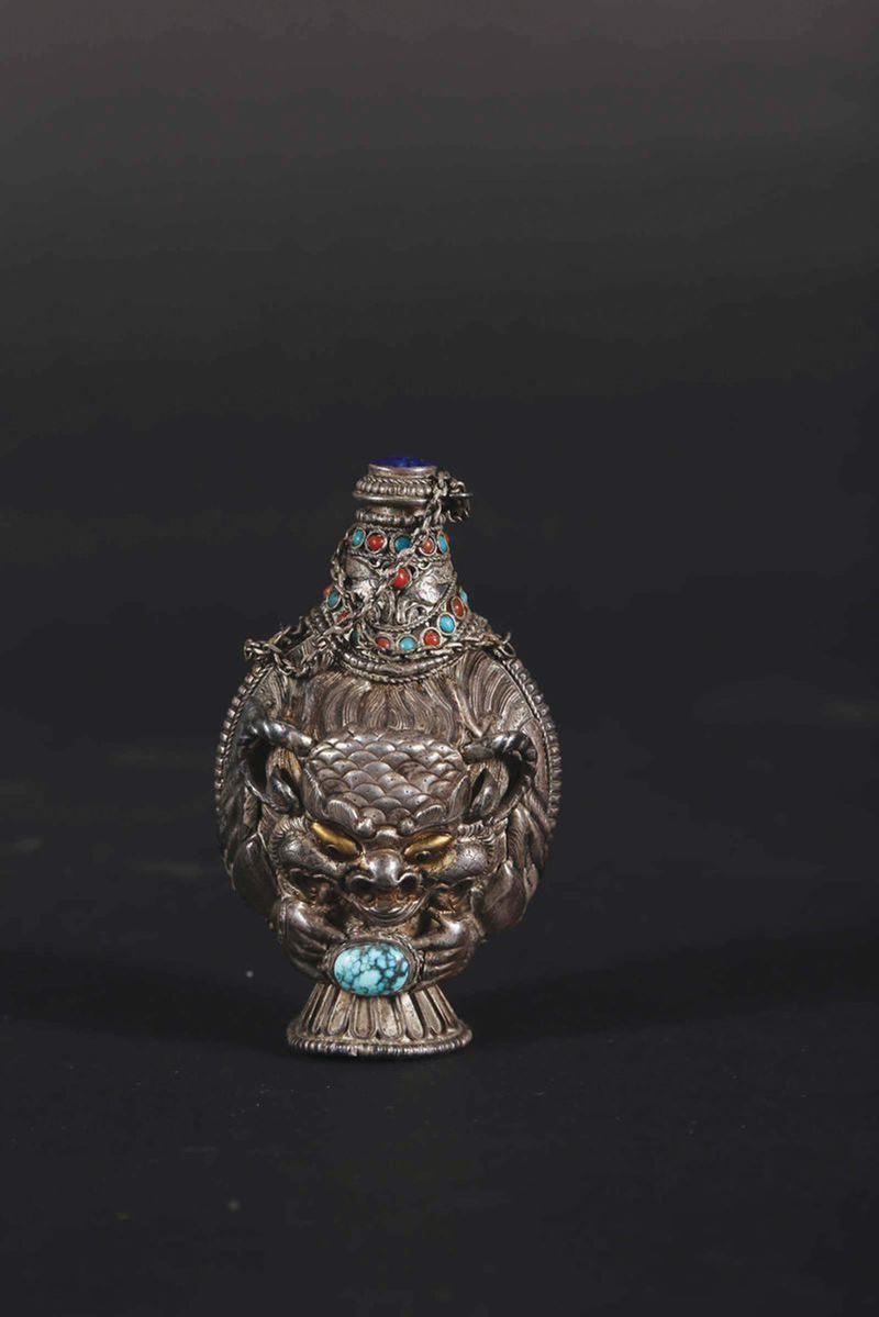 Snuff bottle in metallo con innesti di pietre dure, Cina, Dinastia Qing, XIX secolo  - Asta Chinese Works of Art - Cambi Casa d'Aste