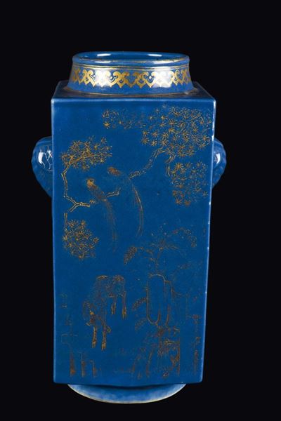 Vaso in Porcellana a Fondo Blu e Decorazioni Oro con Pianta Quadrata, Cina, Dinastia Qing, Marca ...