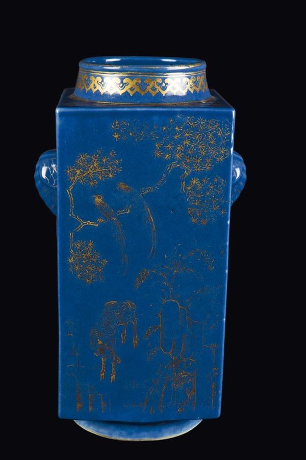 Vaso in porcellana a fondo blu e decorazioni oro con pianta quadrata, Cina, Dinastia Qing, marca e del periodo Guangxu (1875-1908)