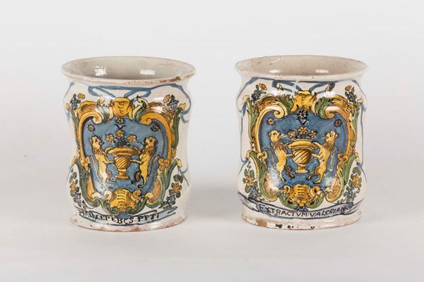 Coppia di albarelli Italia del sud, stemmati e con epigrafe farmaceutica, XVIII secolo