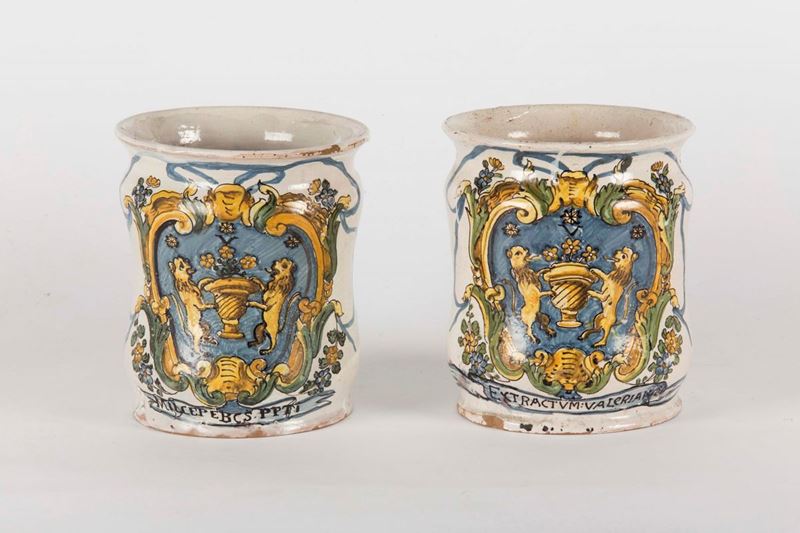 Coppia di albarelli Italia del sud, stemmati e con epigrafe farmaceutica, XVIII secolo  - Asta Antiquariato - Cambi Casa d'Aste