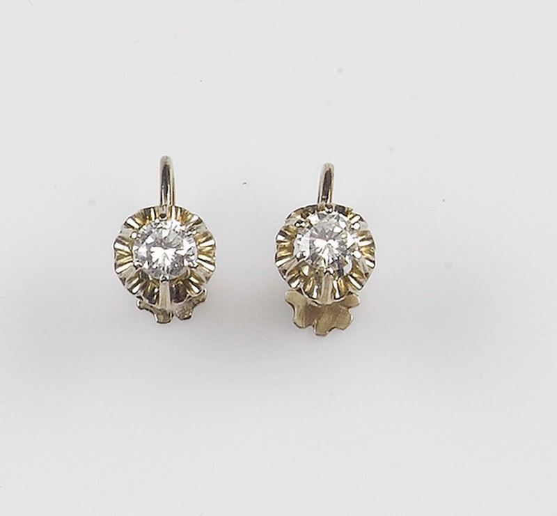 A diamond earrings. Mounted in white gold 750/1000  - Auction Fine Jewels - Cambi Casa d'Aste
