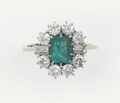 Anello con Smeraldo e Diamanti a Contorno
