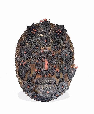 Acquasantiera in Rame Dorato, Filigrana D'argento e Corallo. Argentiere Siciliano della Fine XVII...