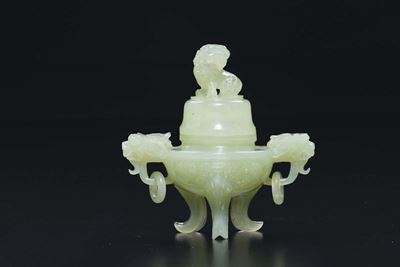 Incensiere Tripode in Giada Verde con Coperchio Sormontato da Cane di Pho, Cina, XX Secolo