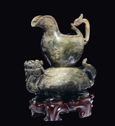 Piccola Tartaruga Portavaso Scolpita in Giada Verde e Russet, Cina, XX Secolo