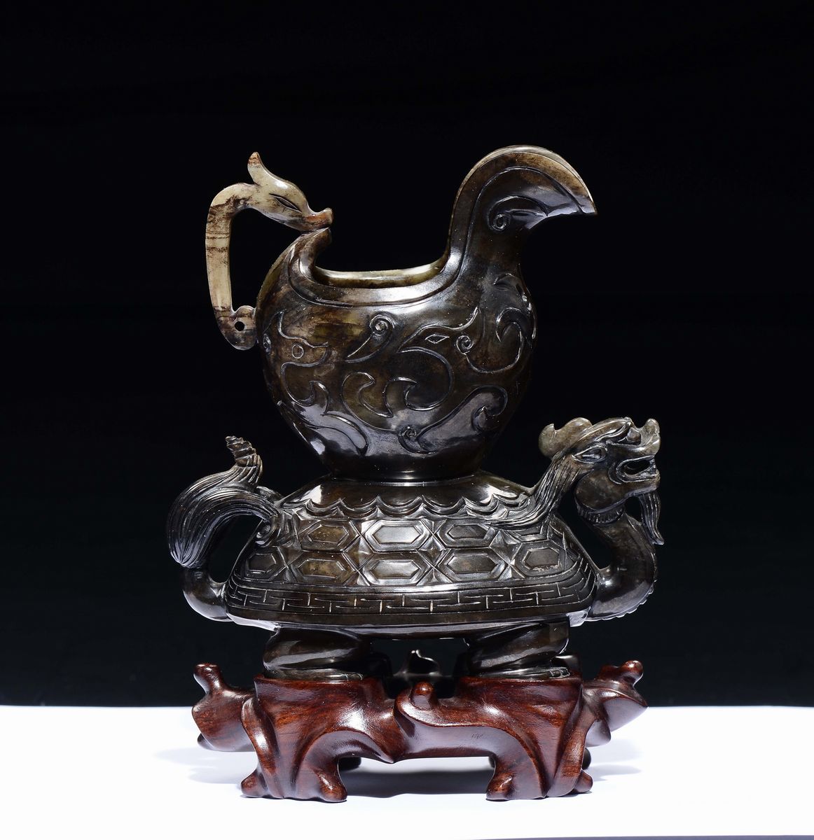 Piccola Tartaruga Portavaso Scolpita in Giada Verde e Russet, Cina, XX Secolo