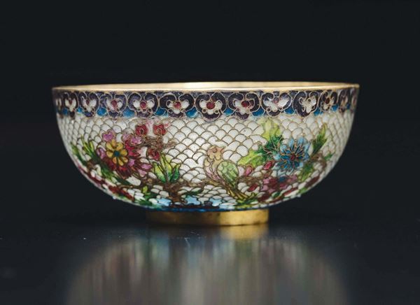 Ciotola in pasta di vetro con decoro floreale, Cina, Dinastia Qing, XIX secolo