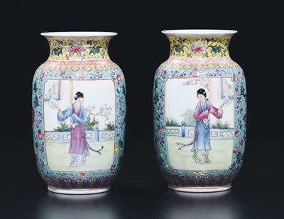 Coppia di Vasi in Porcellana a Smalti Policromi con Raffigurazioni di Guanyin Entro Riserve, Cina...