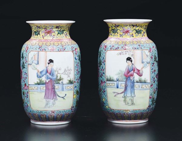 Coppia di vasi in porcellana a smalti policromi con raffigurazioni di Guanyin entro riserve, Cina, XX secolo