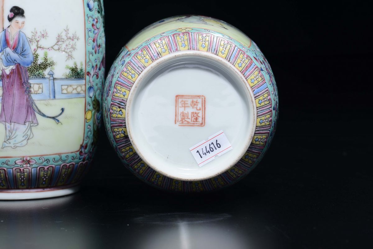 Coppia di Vasi in Porcellana a Smalti Policromi con Raffigurazioni di Guanyin Entro Riserve, Cina...