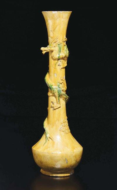 Vaso in Porcellana a Fondo Giallo con Figura di Drago a Rilievo, Cina, Dinastia Qing, XIX Secolo