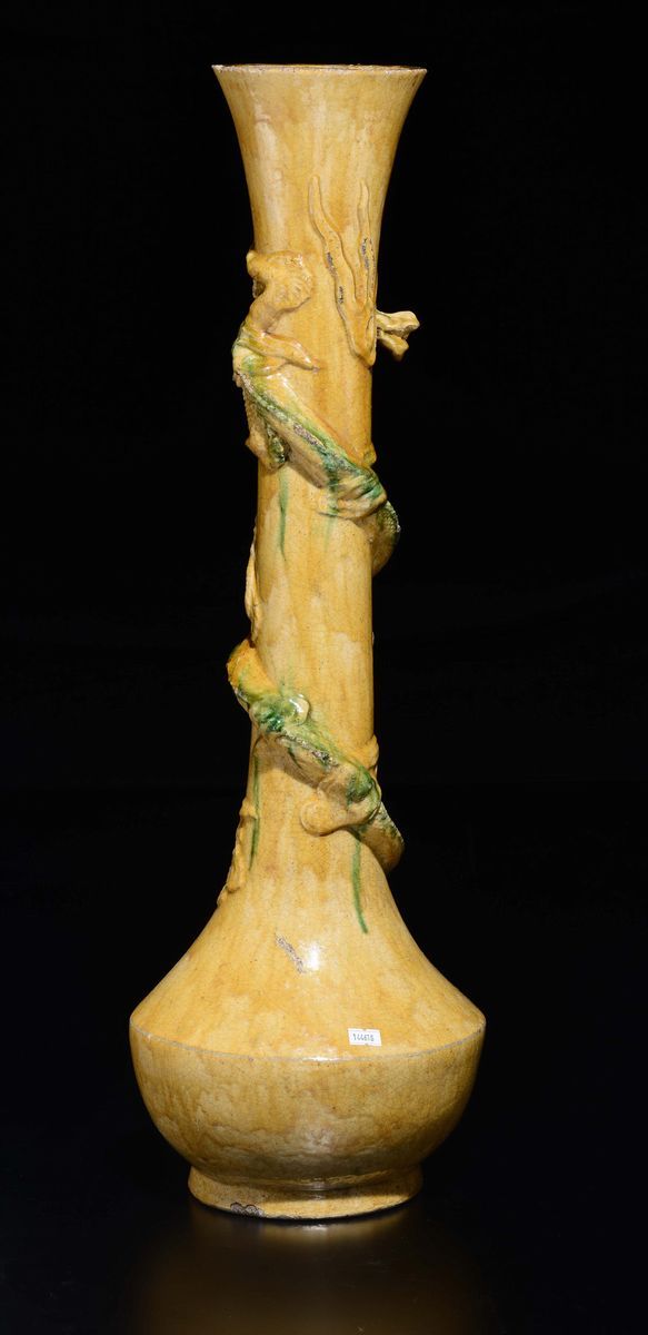 Vaso in Porcellana a Fondo Giallo con Figura di Drago a Rilievo, Cina, Dinastia Qing, XIX Secolo