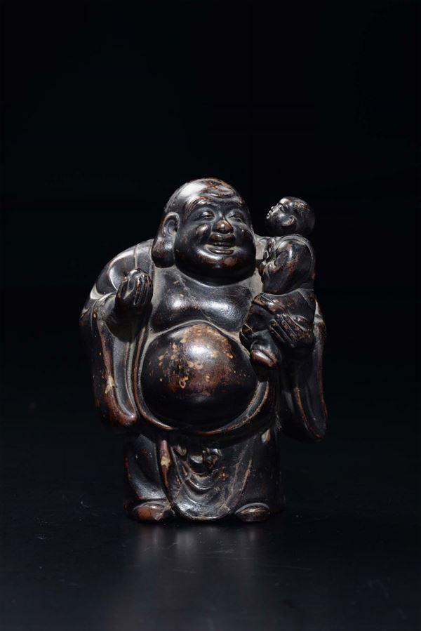 Figura di Budai in pasta eretto con pesca e fanciullo, Cina, XX secolo