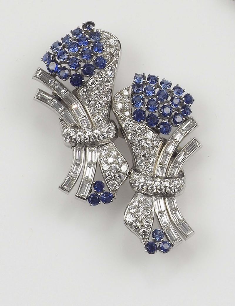A diamond and sapphires double clips. Mounted in white gold 750/1000  - Auction Fine Jewels - Cambi Casa d'Aste
