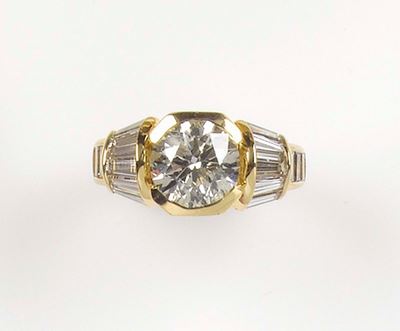 Anello con Diamante di Ct 2,63 e Diamanti a Contorno