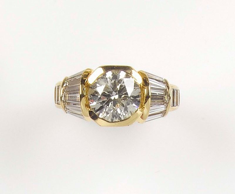 A diamond ring. The central diamond weighing 2,63 carats and side diamonds are mounted in yellow gold 750/1000  - Auction Fine Jewels - Cambi Casa d'Aste