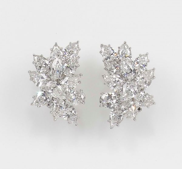 A drop and oval-cut diamond earrings. Mounted in white gold 750/1000
