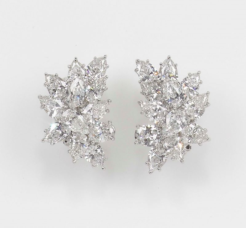 A drop and oval-cut diamond earrings. Mounted in white gold 750/1000  - Auction Fine Jewels - Cambi Casa d'Aste