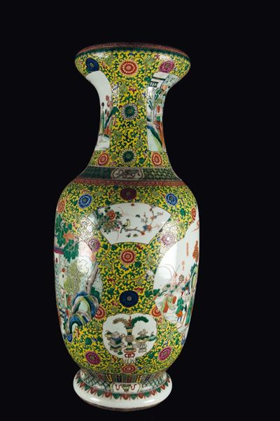 Grande Vaso in Porcellana Famiglia Verde a Fondo Giallo con Scene di Vita Comune Entro Riserve, C...