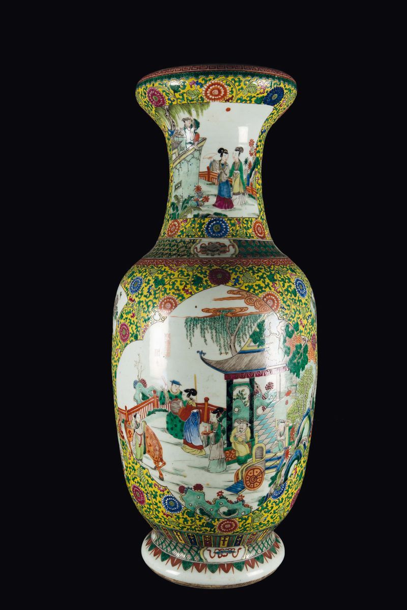 Grande Vaso in Porcellana Famiglia Verde a Fondo Giallo con Scene di Vita Comune Entro Riserve, C...