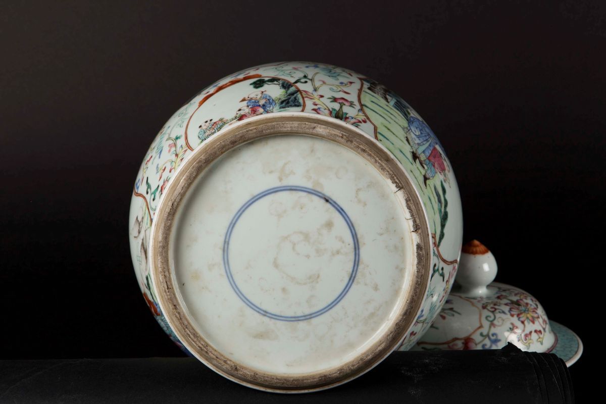 Coppia di Potiches con Coperchio in Porcellana a Smalti Policromi con Decoro di Fanciulli Entro R...