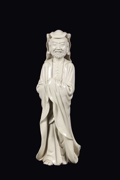 Saggio in Porcellana Blanc De Chine Dehua con Mantello, Cina, Dinastia Qing, XVIII Secolo