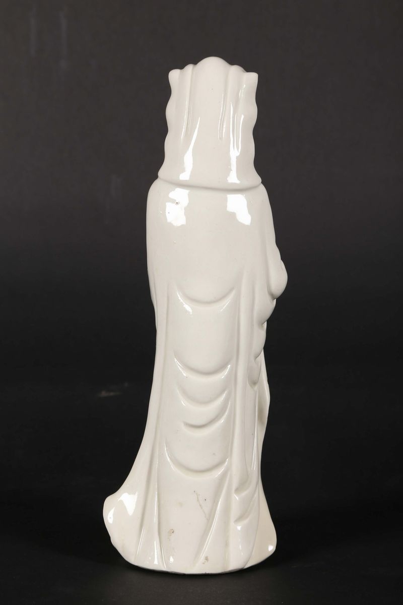 Saggio in Porcellana Blanc De Chine Dehua con Mantello, Cina, Dinastia Qing, XVIII Secolo