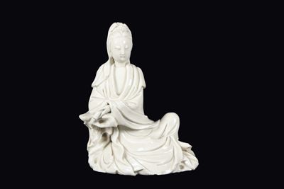 Guanyin Seduta in Porcellana Blanc De Chine Dehua con Pergamena, Cina, Dinastia Qing, Fine XVII S...