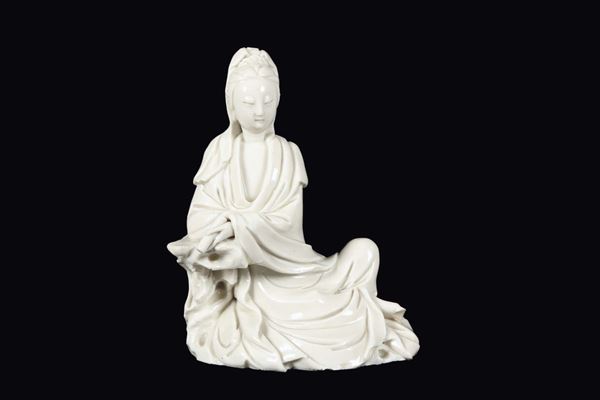 Guanyin seduta in porcellana Blanc de Chine Dehua con pergamena, Cina, Dinastia Qing, fine XVII secolo
