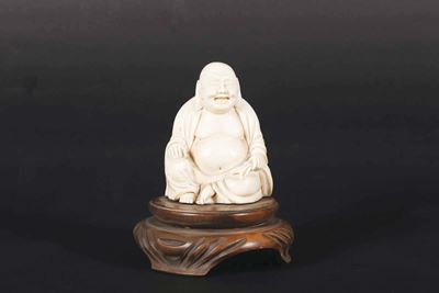 Budai Seduto Scolpito in Avorio, Cina, Inizio XX Secolo