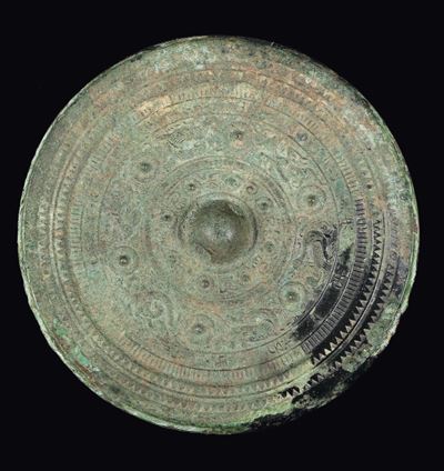 Specchio in Bronzo Sbalzato, Cina, Dinastia Han (206 a.C.-220 D.C.)