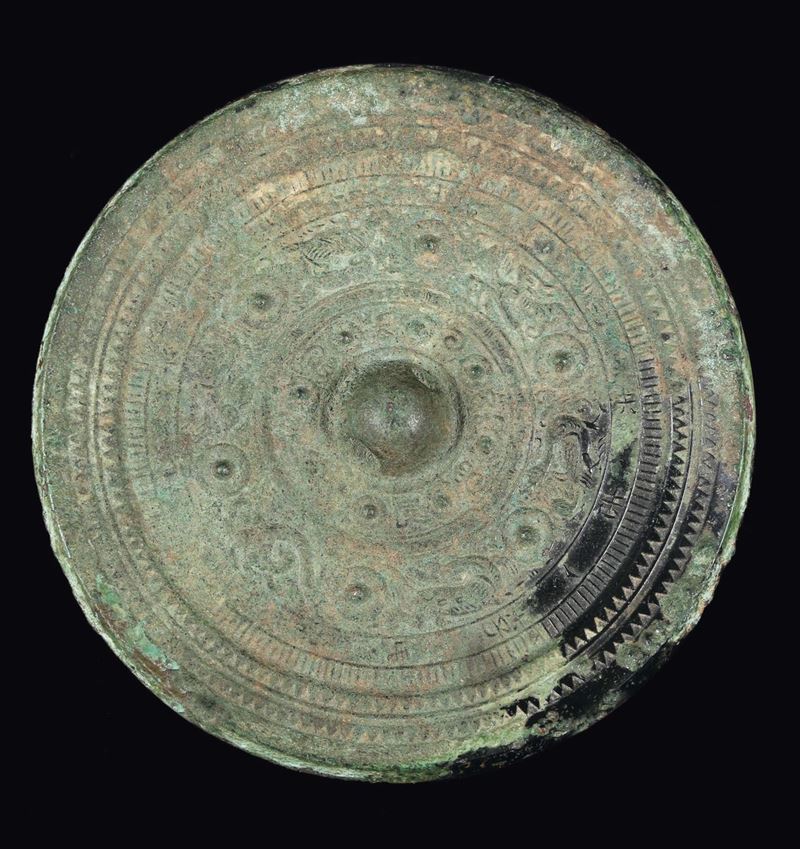 Specchio in bronzo sbalzato, Cina, Dinastia Han (206 a.C.-220 d.C.)  - Asta Fine Chinese Works of Art - Cambi Casa d'Aste