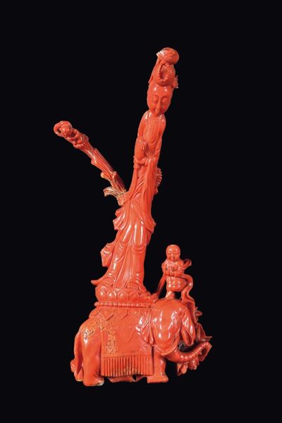 Gruppo in Corallo Raffigurante Guanyin su Elefante con Fanciulli, Cina, Dinastia Qing, Fine XIX S...