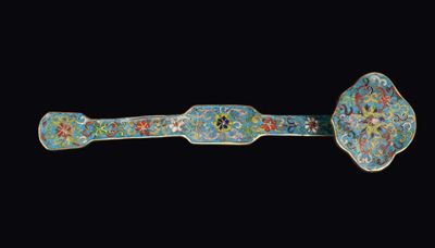 Ruyi in Bronzo Dorato e con Smalti Cloisonné a Decoro Floreale, Cina, Dinastia Qing, Epoca Qianlo...
