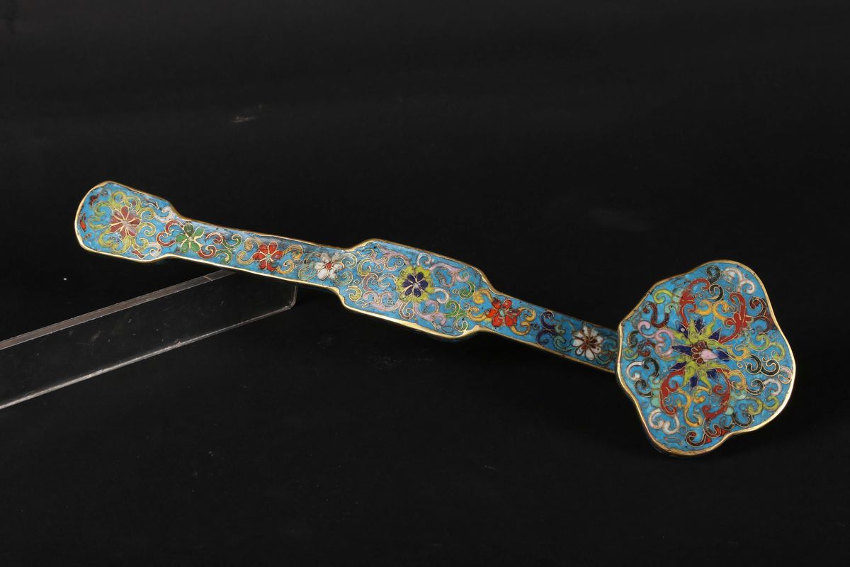 Ruyi in Bronzo Dorato e con Smalti Cloisonné a Decoro Floreale, Cina, Dinastia Qing, Epoca Qianlo...