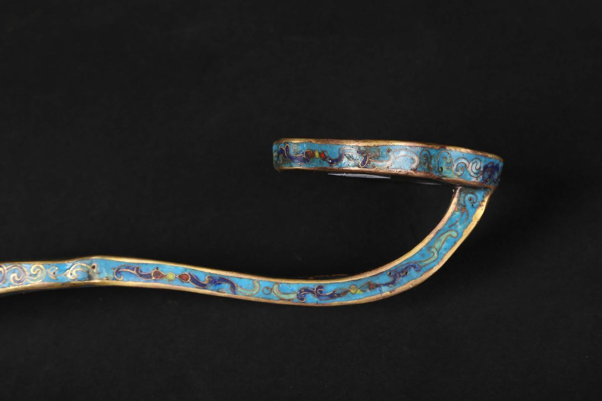 Ruyi in Bronzo Dorato e con Smalti Cloisonné a Decoro Floreale, Cina, Dinastia Qing, Epoca Qianlo...