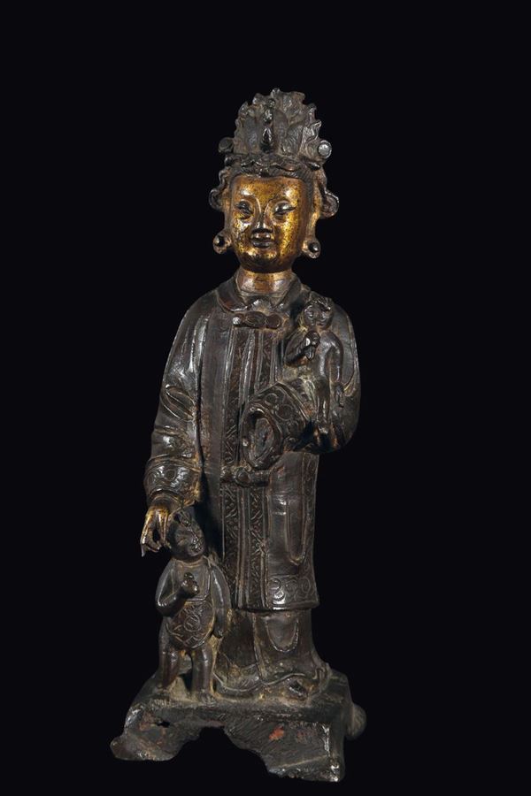Figura di Buddha con fanciulli in bronzo con volto dorato, Cina, Dinastia Ming, XVII secolo