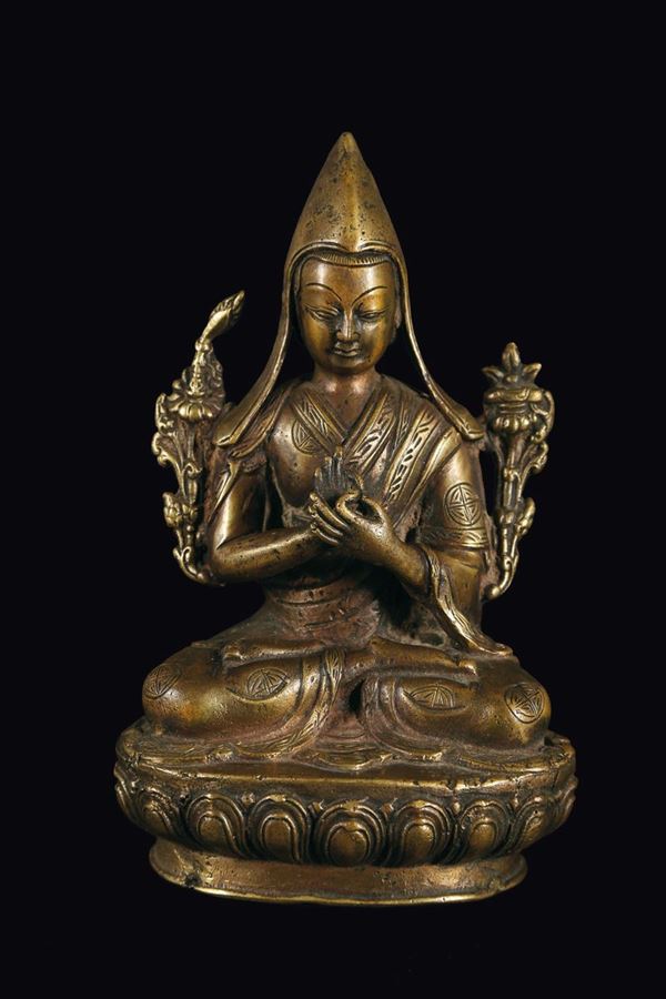 Figura di Lama Tsongkapa in bronzo seduto su fiore di loto, Tibet, XVI secolo