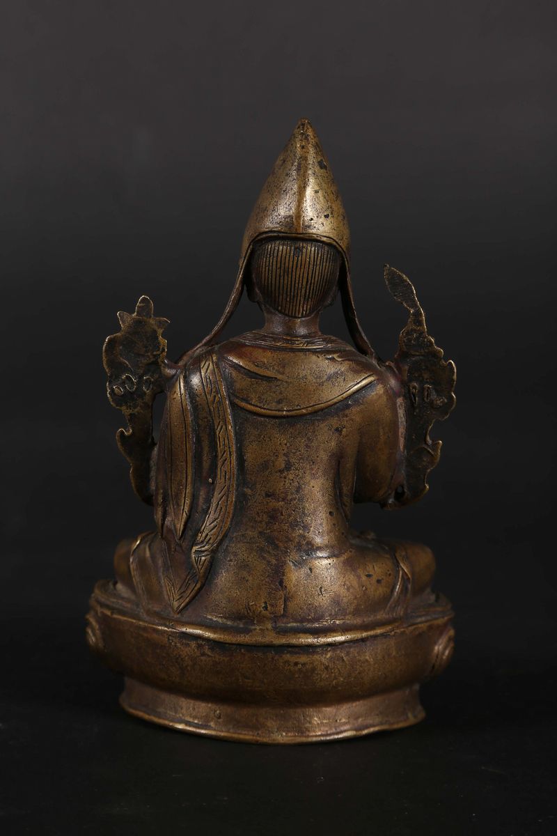 Figura di Lama Tsongkapa in Bronzo Seduto su Fiore di Loto, Tibet, XVI Secolo