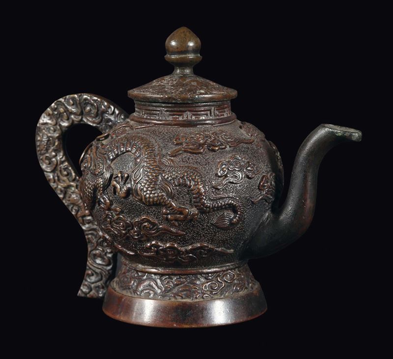 Piccola teiera in bronzo con dragone a rilievo tra le nuvole, Cina, Dinastia Qing, XVIII secolo  - Asta Fine Chinese Works of Art - Cambi Casa d'Aste