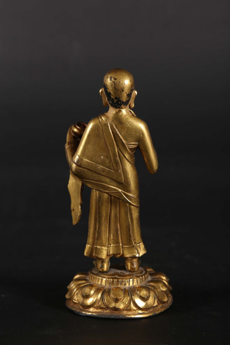Figura di Monaco in Bronzo Dorato Eretto su Fiore di Loto con Coppa, Tibet, XVIII Secolo