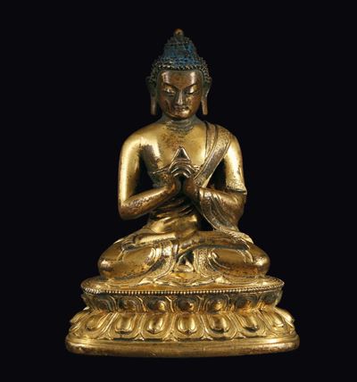 Figura di Buddha Sakyamuni in Bronzo Dorato Seduto su Doppio Fiore di Loto, Cina, Dinastia Qing, ...