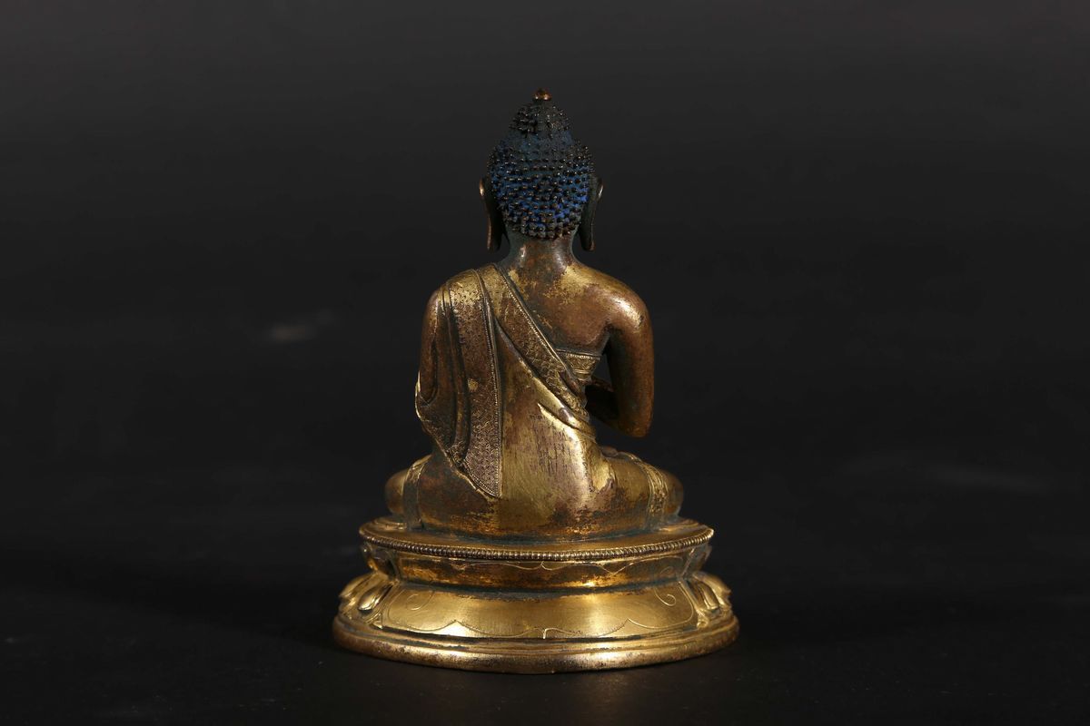 Figura di Buddha Sakyamuni in Bronzo Dorato Seduto su Doppio Fiore di Loto, Cina, Dinastia Qing, ...