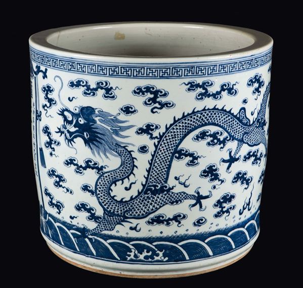 Cachepot in porcellana bianca e blu con dragone ed iscrizioni, Cina, Dinastia Qing, epoca Guangxu (1875-1908)