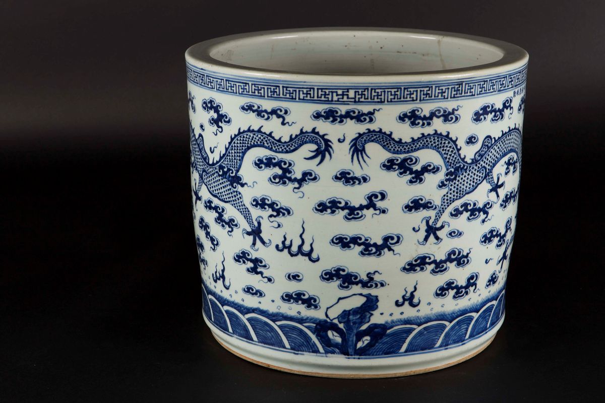 Cachepot in Porcellana Bianca e Blu con Dragone ed Iscrizioni, Cina, Dinastia Qing, Epoca Guangxu...