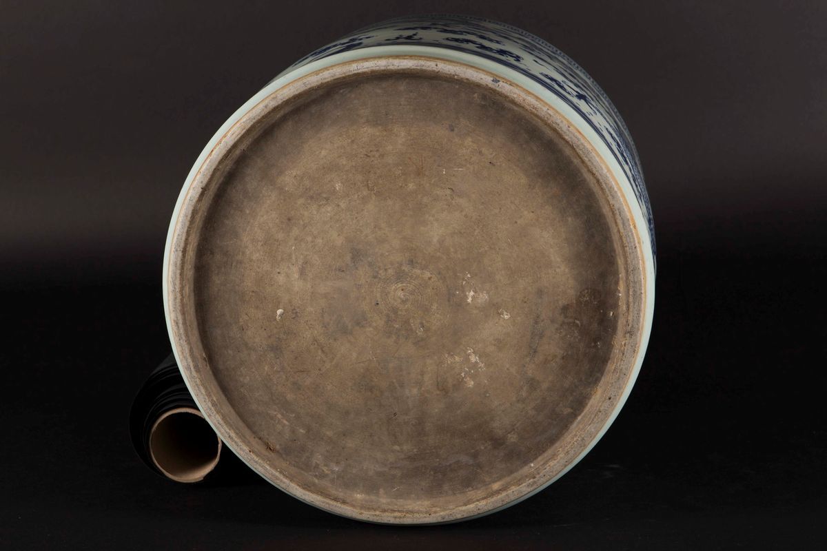 Cachepot in Porcellana Bianca e Blu con Dragone ed Iscrizioni, Cina, Dinastia Qing, Epoca Guangxu...