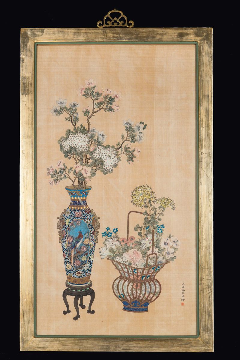 Coppia di Dipinti su Seta Incorniciati con Vasi di Fiori ed Iscrizione, Cina, Dinastia Qing, Metà...