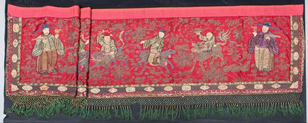 Lotto composto da tre tessuti in seta ricamata a fondo rosso, uno con dignitari, uno con scena di guerra e uno con scene di corte, Cina, inizio XX secolo