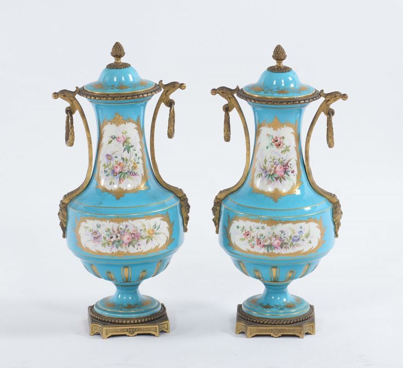 Coppia di vasi con coperchio, Sevres fine XIX secolo  - Asta Antiquariato - Cambi Casa d'Aste